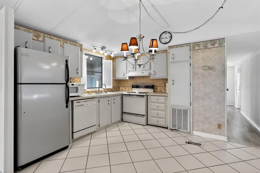 待售: $135,000 (2 贝兹, 1 浴室, 973 平方英尺)