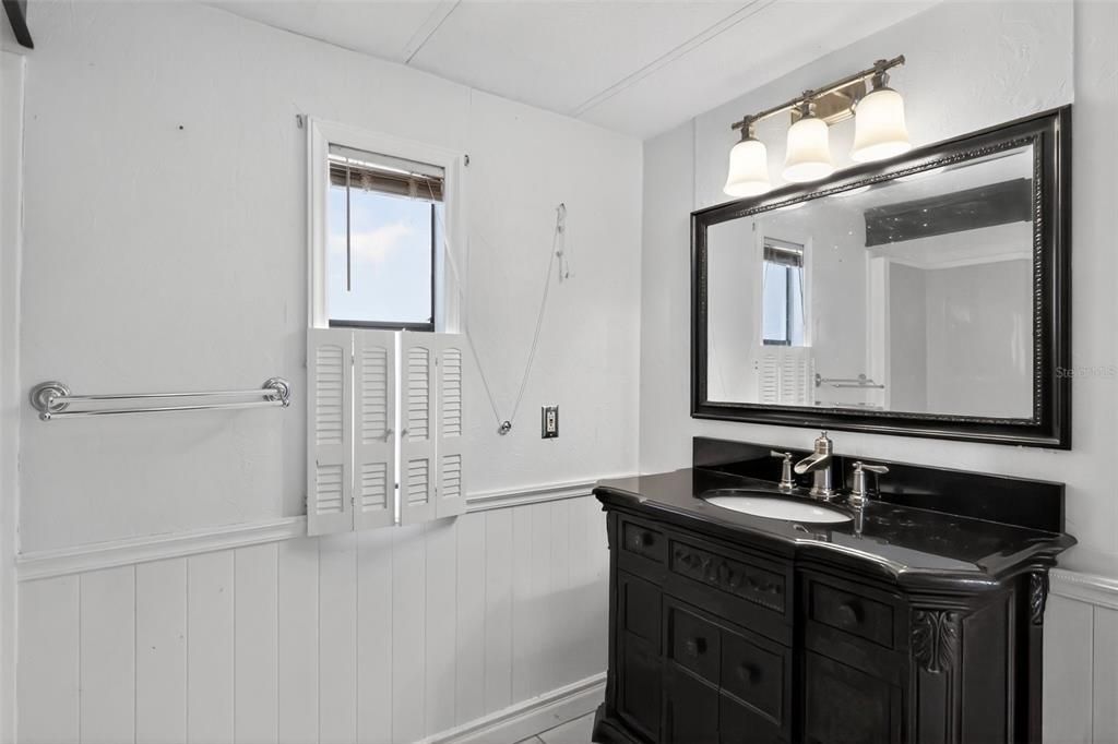 待售: $135,000 (2 贝兹, 1 浴室, 973 平方英尺)