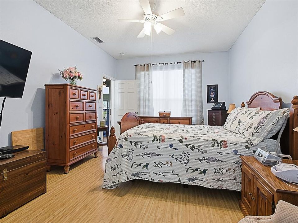 合同活跃: $349,900 (3 贝兹, 2 浴室, 1754 平方英尺)