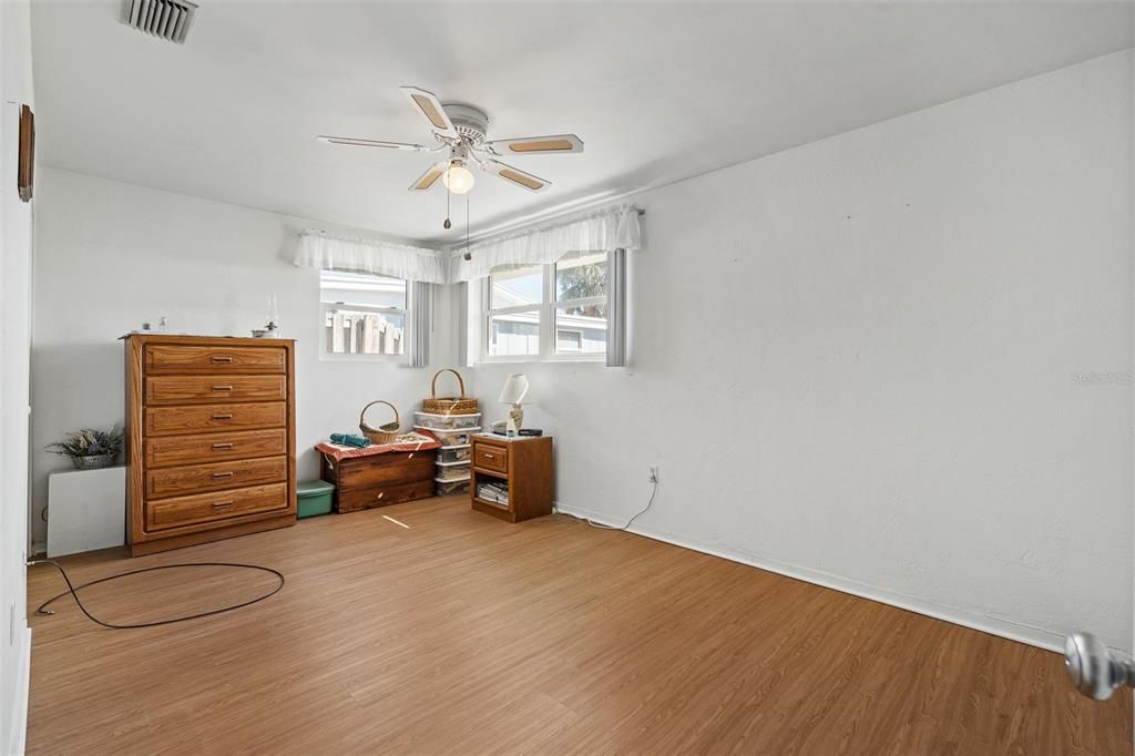 For Sale: $290,000 (2 beds, 1 baths, 1015 Square Feet)