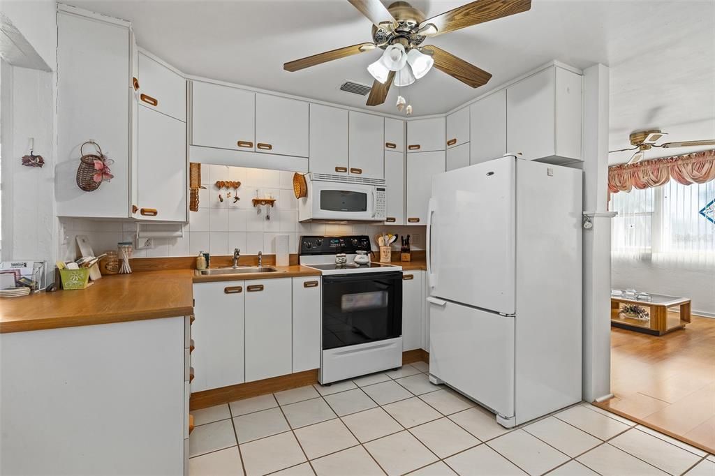 For Sale: $290,000 (2 beds, 1 baths, 1015 Square Feet)