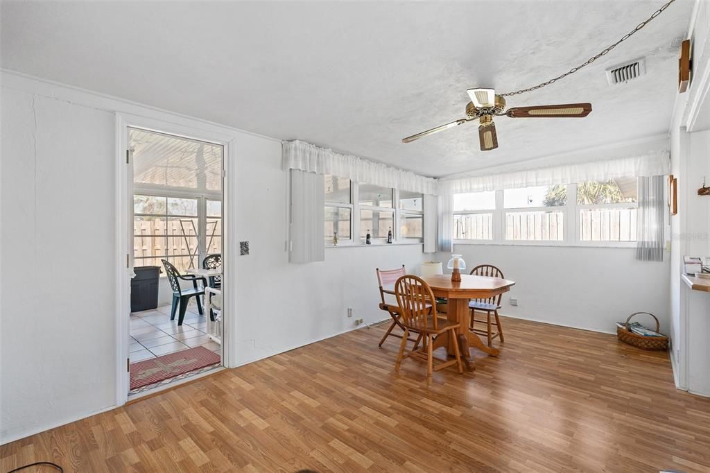 For Sale: $290,000 (2 beds, 1 baths, 1015 Square Feet)