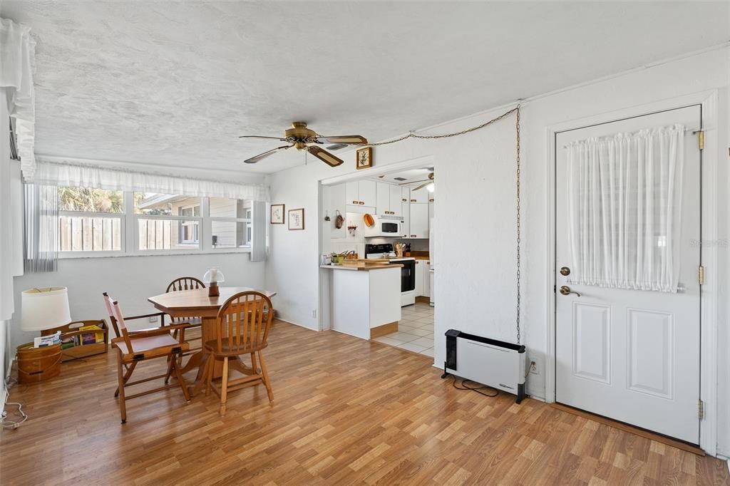 For Sale: $290,000 (2 beds, 1 baths, 1015 Square Feet)