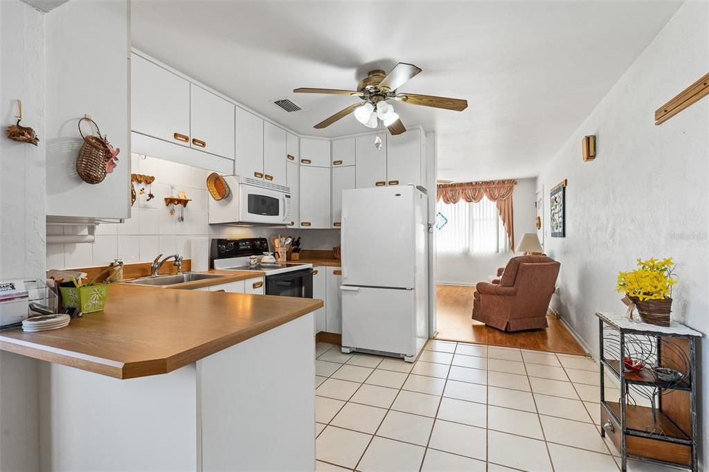 For Sale: $290,000 (2 beds, 1 baths, 1015 Square Feet)