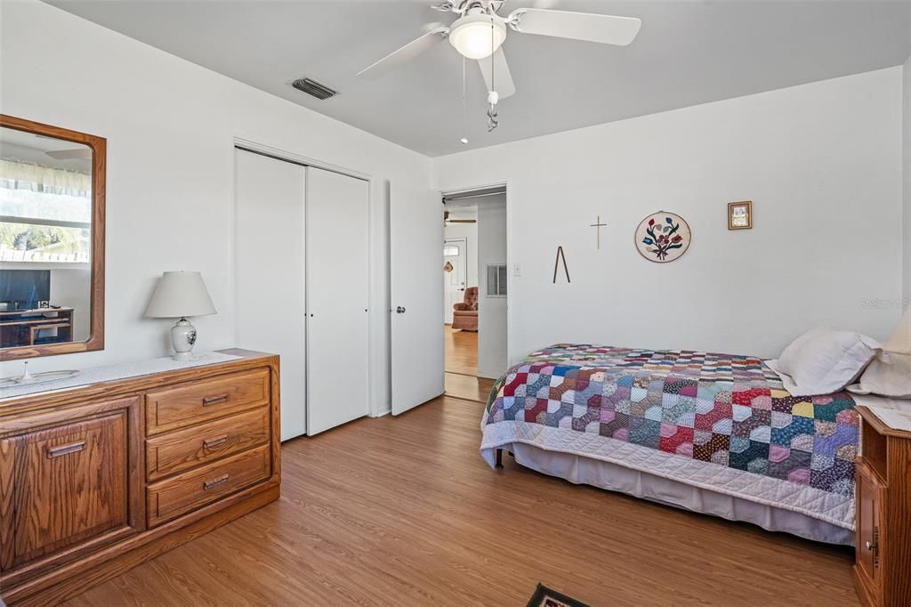 For Sale: $290,000 (2 beds, 1 baths, 1015 Square Feet)