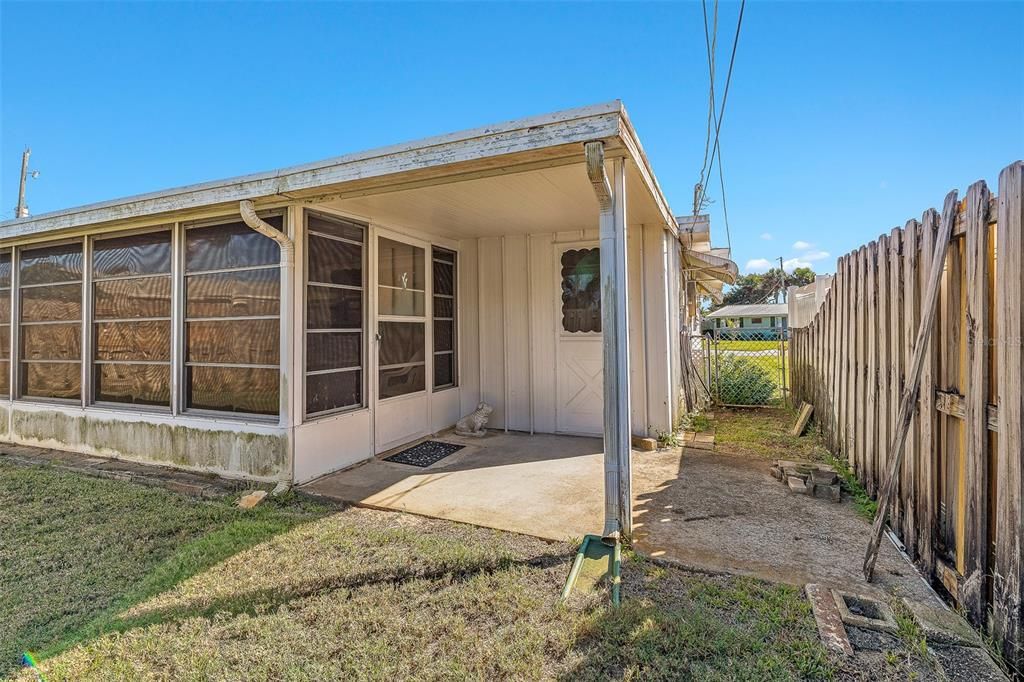 For Sale: $290,000 (2 beds, 1 baths, 1015 Square Feet)