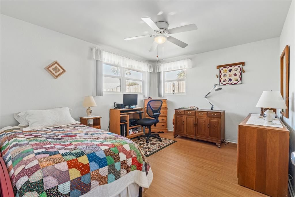 For Sale: $290,000 (2 beds, 1 baths, 1015 Square Feet)