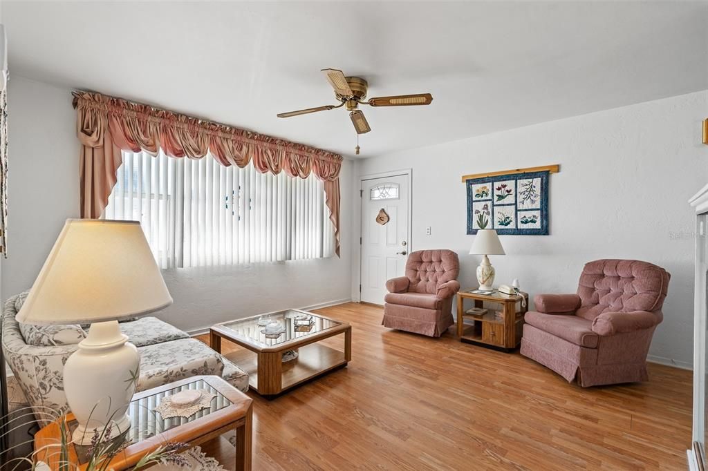 For Sale: $290,000 (2 beds, 1 baths, 1015 Square Feet)