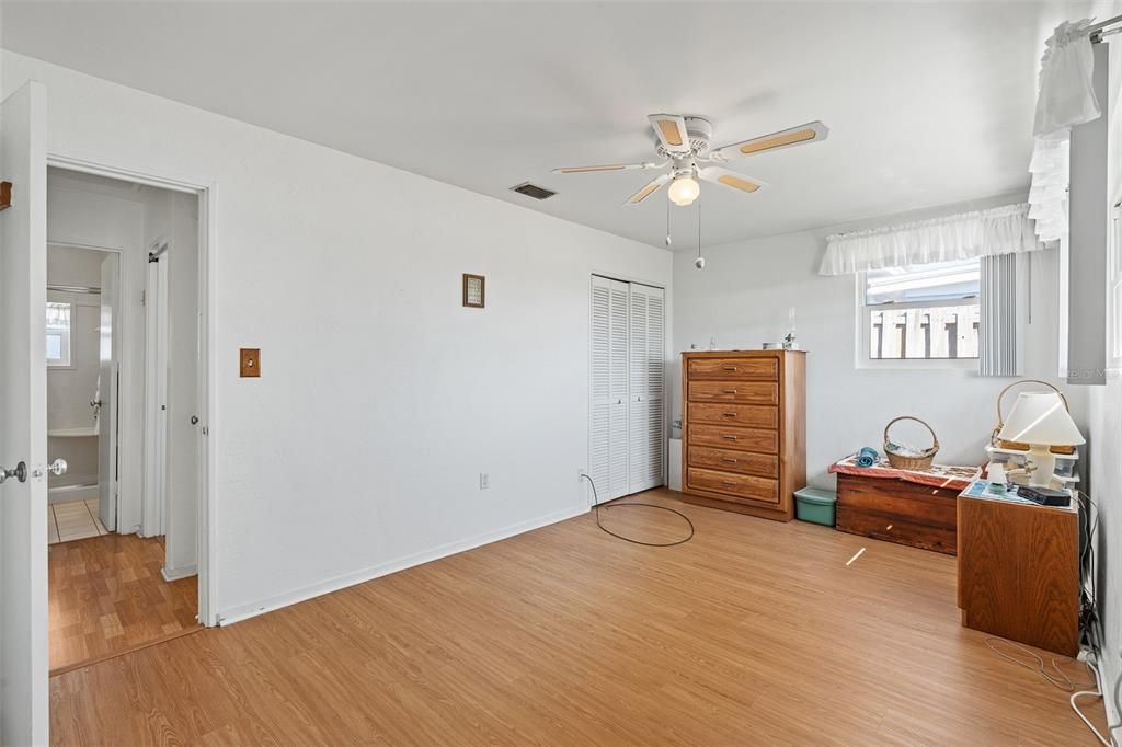 For Sale: $290,000 (2 beds, 1 baths, 1015 Square Feet)