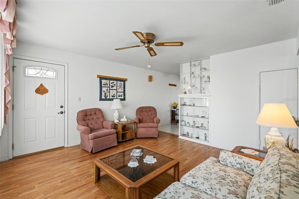 For Sale: $290,000 (2 beds, 1 baths, 1015 Square Feet)