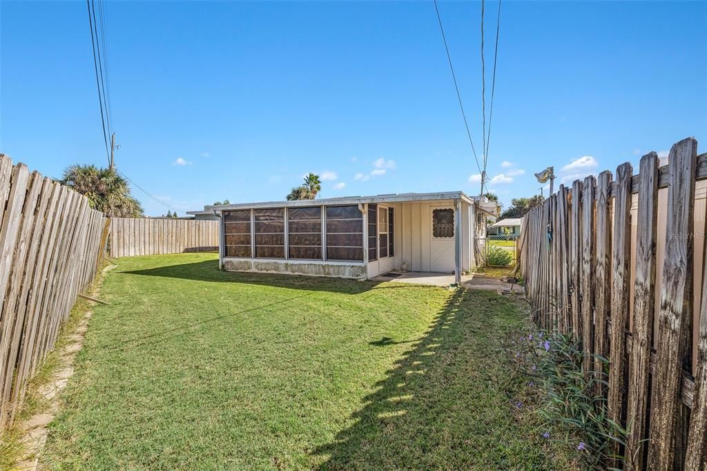 For Sale: $290,000 (2 beds, 1 baths, 1015 Square Feet)