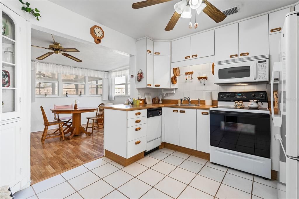 For Sale: $290,000 (2 beds, 1 baths, 1015 Square Feet)