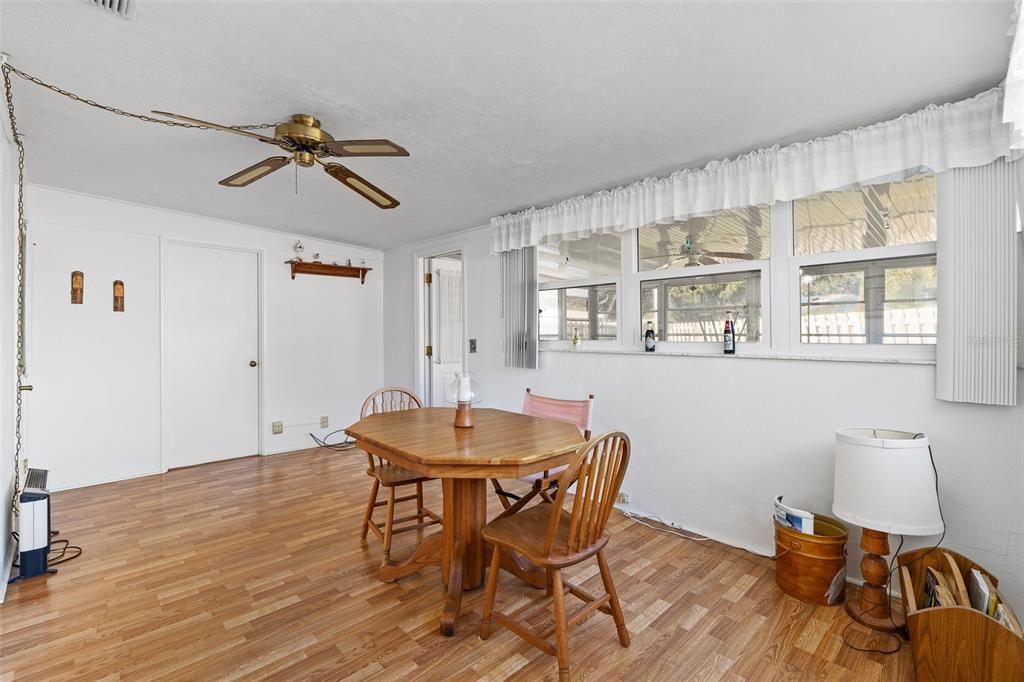 For Sale: $290,000 (2 beds, 1 baths, 1015 Square Feet)