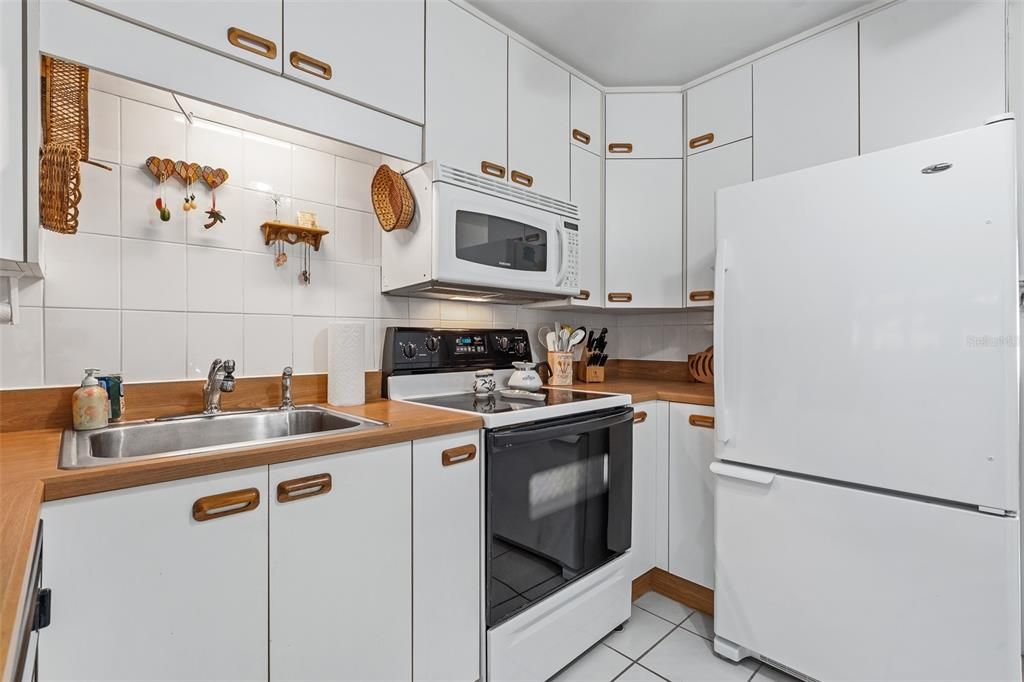 For Sale: $290,000 (2 beds, 1 baths, 1015 Square Feet)