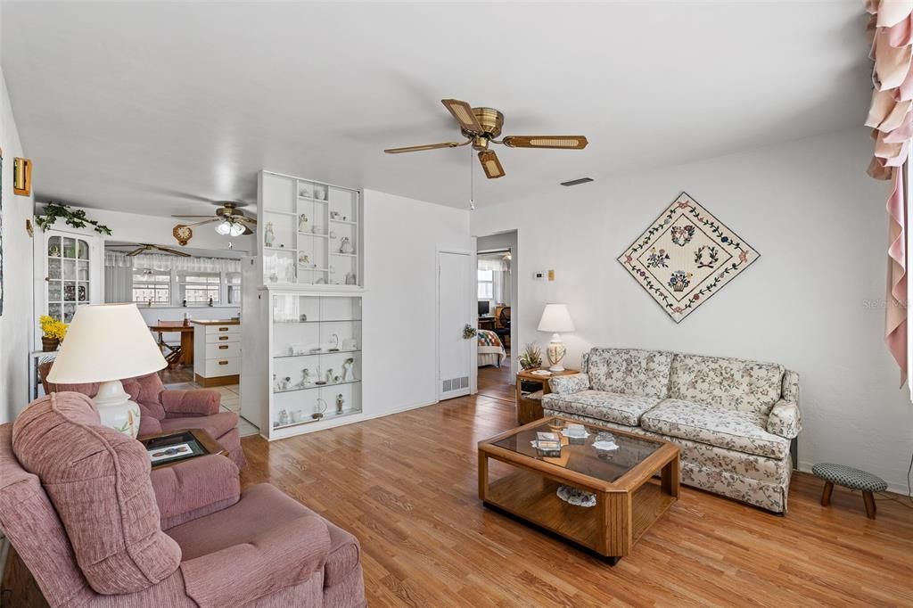 For Sale: $290,000 (2 beds, 1 baths, 1015 Square Feet)