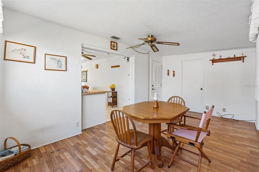 For Sale: $290,000 (2 beds, 1 baths, 1015 Square Feet)