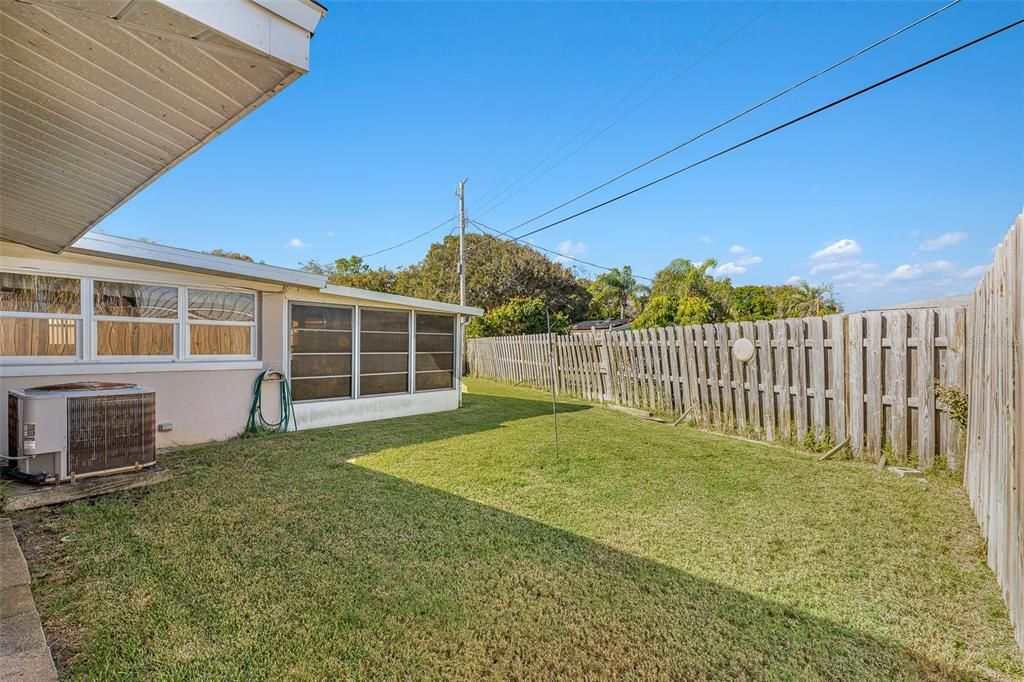 For Sale: $290,000 (2 beds, 1 baths, 1015 Square Feet)