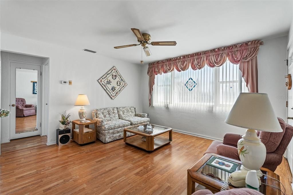 For Sale: $290,000 (2 beds, 1 baths, 1015 Square Feet)