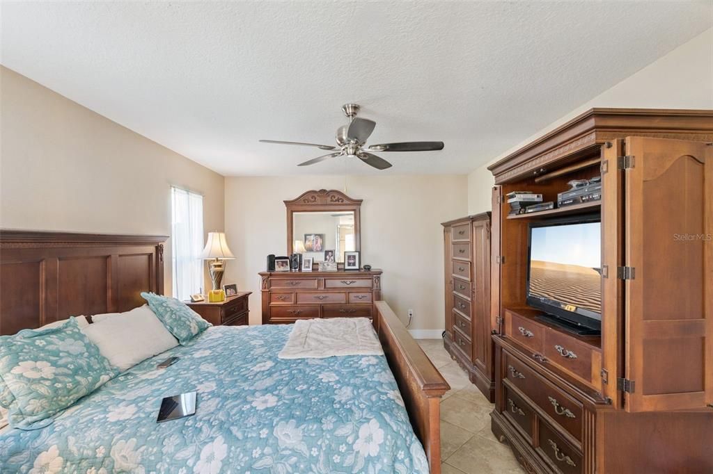 For Sale: $465,000 (4 beds, 2 baths, 2096 Square Feet)