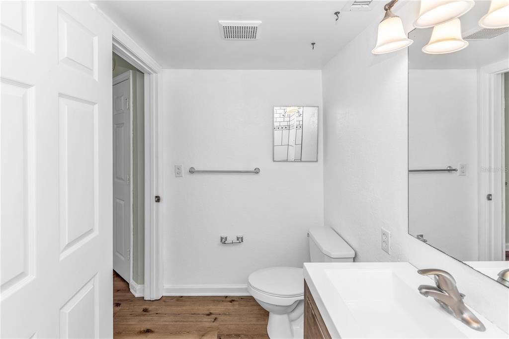 For Sale: $159,950 (2 beds, 2 baths, 924 Square Feet)