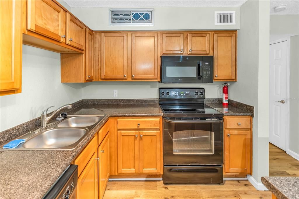 For Sale: $159,950 (2 beds, 2 baths, 924 Square Feet)