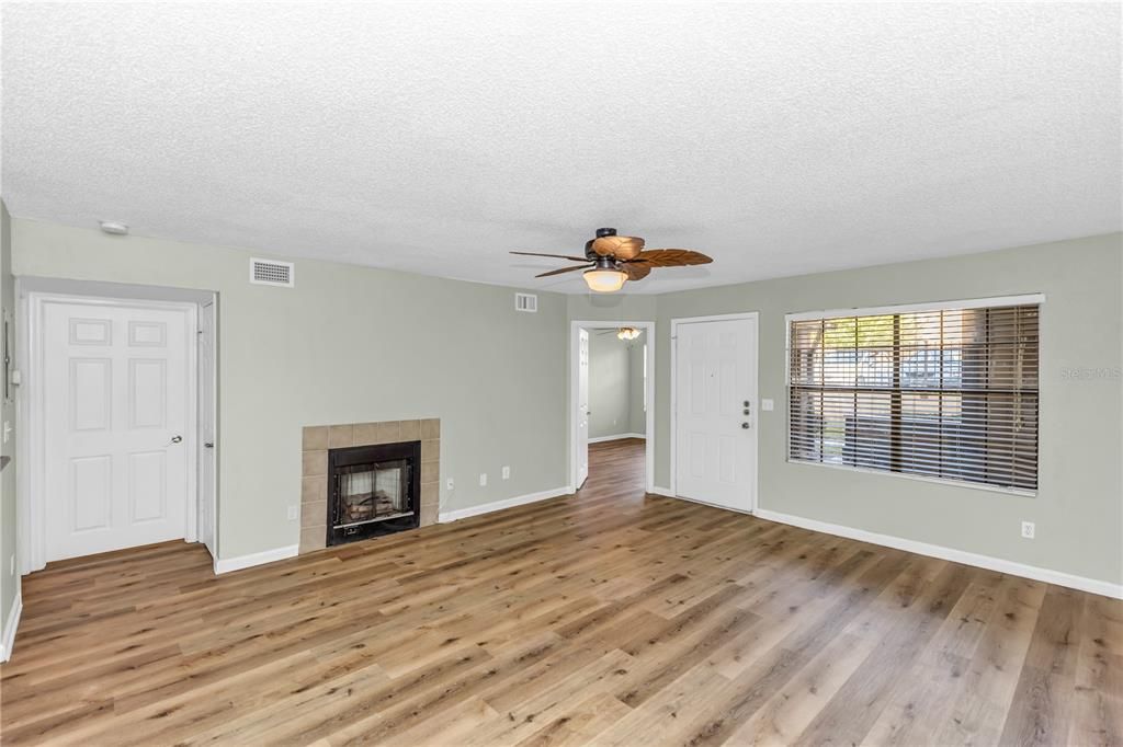 For Sale: $159,950 (2 beds, 2 baths, 924 Square Feet)