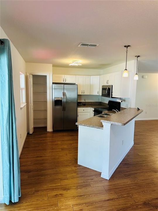 出租: $1,800 (3 贝兹, 2 浴室, 1390 平方英尺)