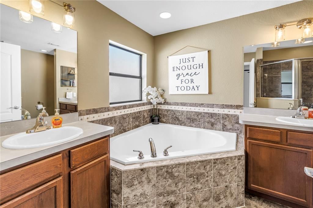 Active With Contract: $400,000 (4 beds, 2 baths, 1714 Square Feet)