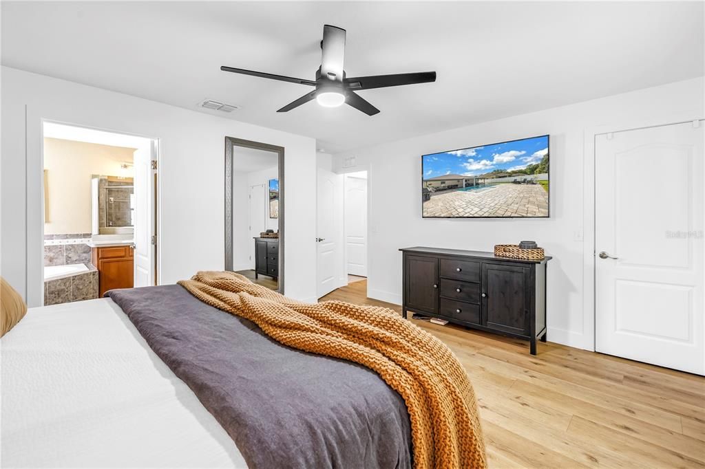 Active With Contract: $400,000 (4 beds, 2 baths, 1714 Square Feet)