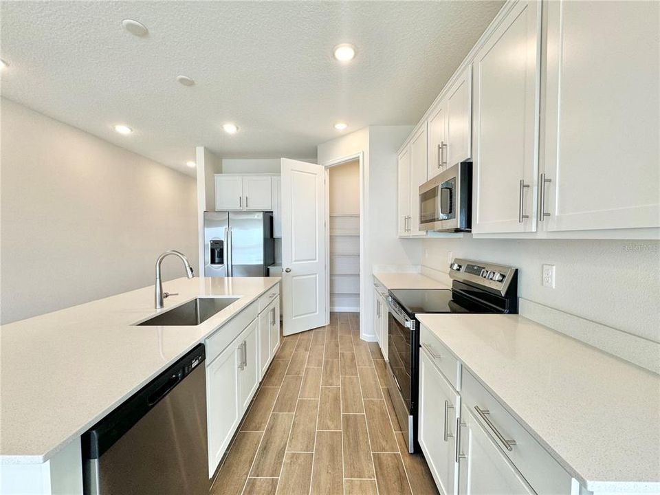 В аренду: $2,200 (4 спален, 2 ванн, 1909 Квадратных фут)