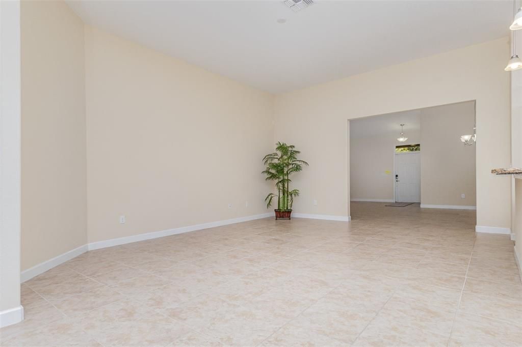 En Venta: $439,900 (4 camas, 3 baños, 2381 Pies cuadrados)