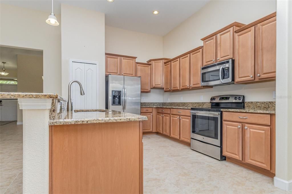 En Venta: $439,900 (4 camas, 3 baños, 2381 Pies cuadrados)