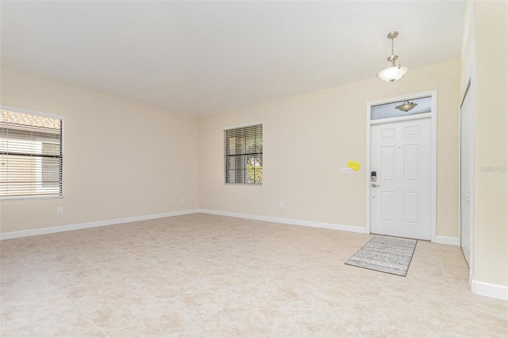 En Venta: $439,900 (4 camas, 3 baños, 2381 Pies cuadrados)