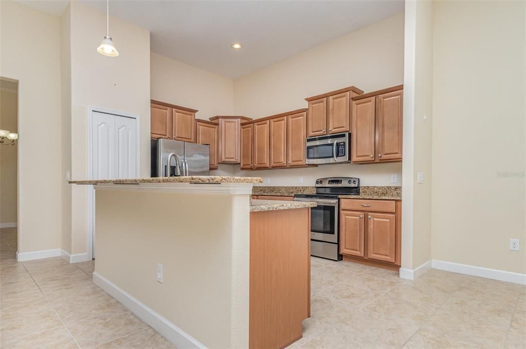 En Venta: $439,900 (4 camas, 3 baños, 2381 Pies cuadrados)