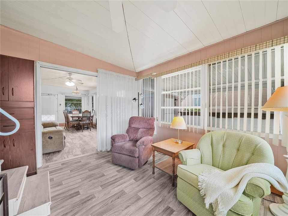 待售: $95,000 (1 贝兹, 1 浴室, 643 平方英尺)