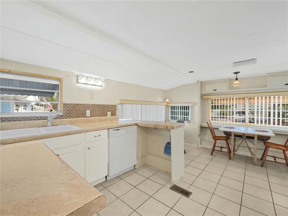 待售: $95,000 (1 贝兹, 1 浴室, 643 平方英尺)