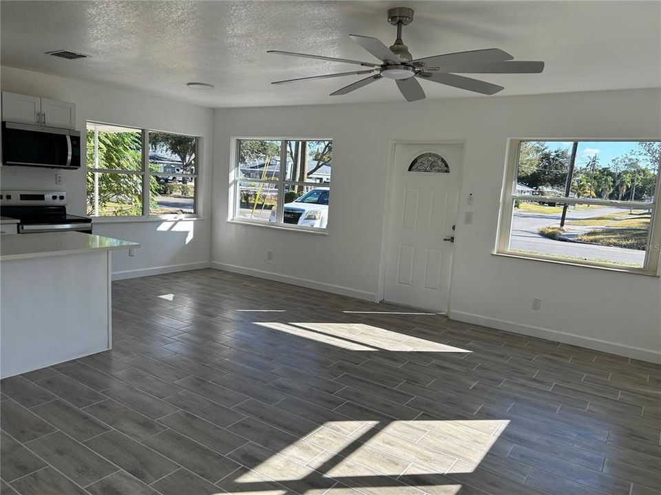 For Sale: $330,000 (2 beds, 1 baths, 979 Square Feet)