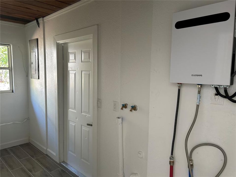 For Sale: $330,000 (2 beds, 1 baths, 979 Square Feet)