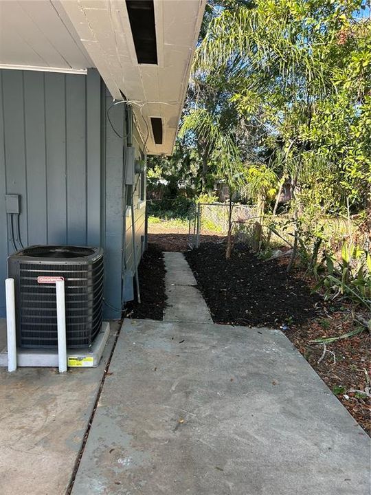 For Sale: $330,000 (2 beds, 1 baths, 979 Square Feet)