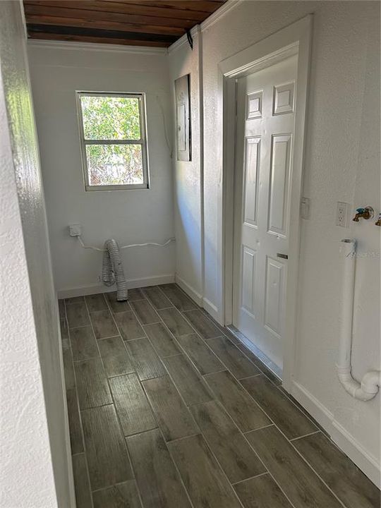 For Sale: $330,000 (2 beds, 1 baths, 979 Square Feet)