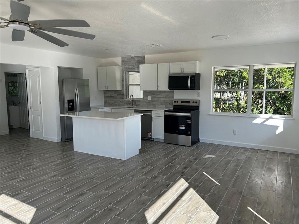 For Sale: $330,000 (2 beds, 1 baths, 979 Square Feet)