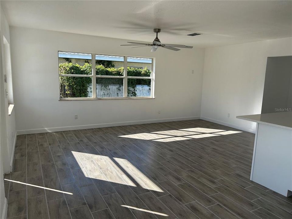 For Sale: $330,000 (2 beds, 1 baths, 979 Square Feet)