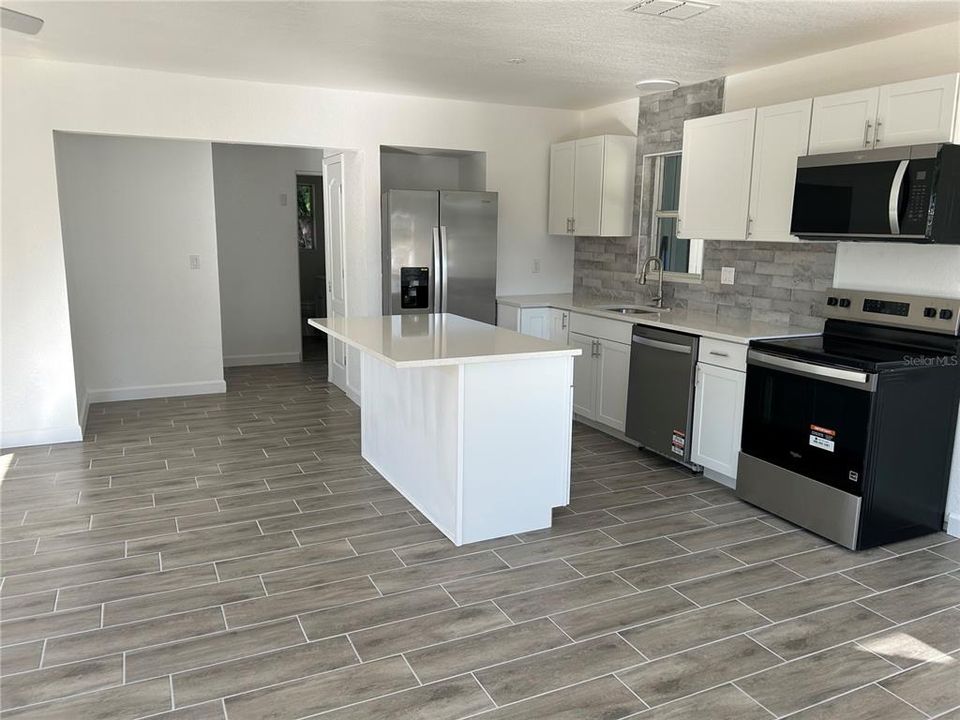 For Sale: $330,000 (2 beds, 1 baths, 979 Square Feet)