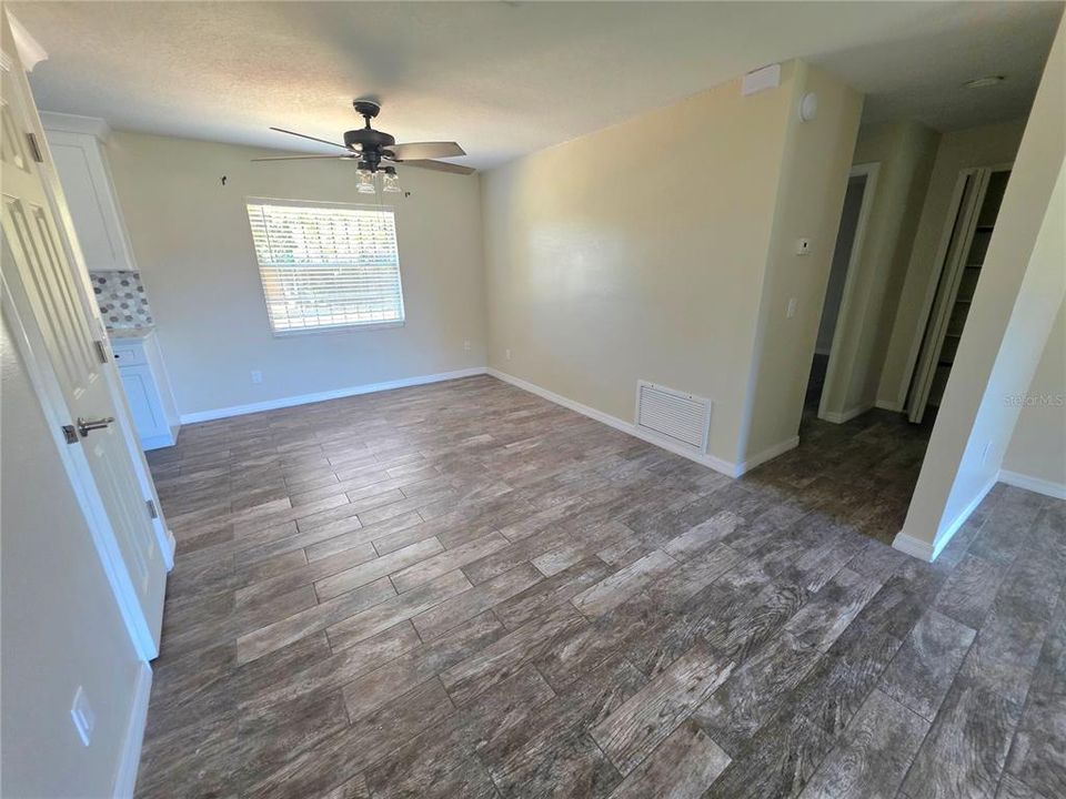 合同活跃: $340,000 (3 贝兹, 2 浴室, 1304 平方英尺)