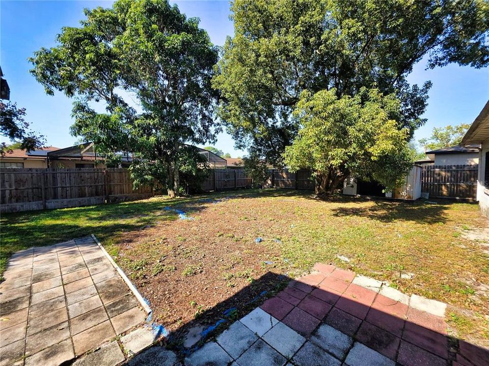 合同活跃: $340,000 (3 贝兹, 2 浴室, 1304 平方英尺)