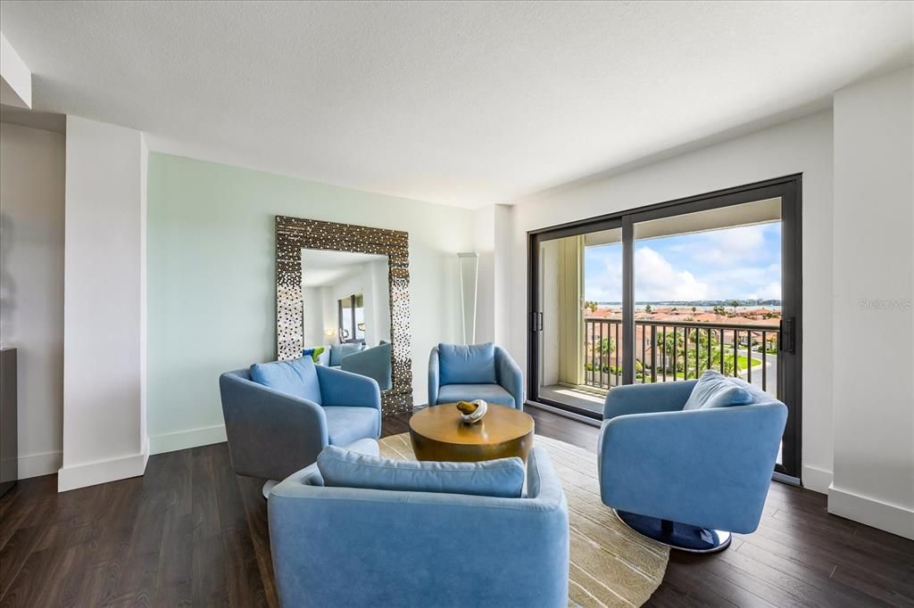 Под контрактом: $730,000 (2 спален, 2 ванн, 1530 Квадратных фут)