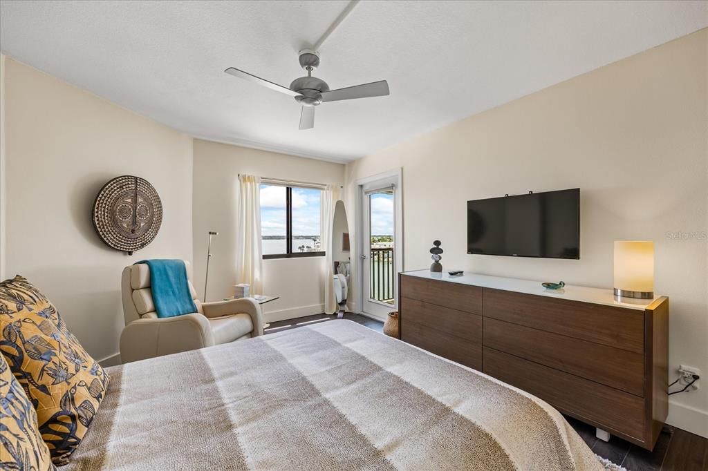 Под контрактом: $730,000 (2 спален, 2 ванн, 1530 Квадратных фут)