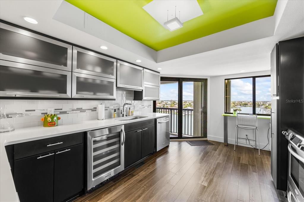 Под контрактом: $730,000 (2 спален, 2 ванн, 1530 Квадратных фут)