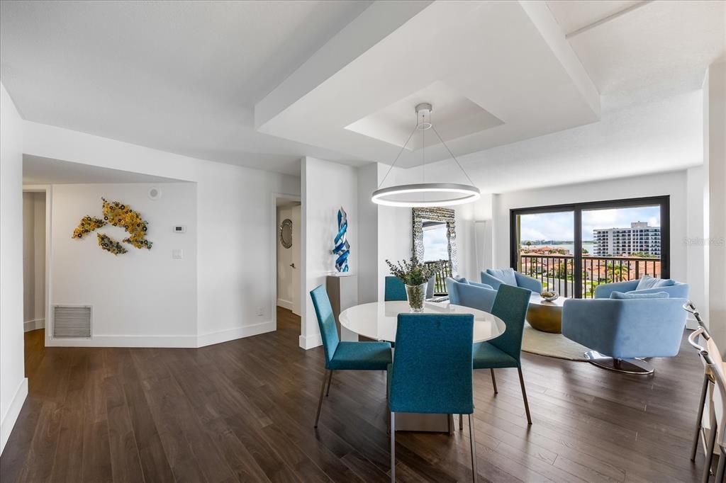 Под контрактом: $730,000 (2 спален, 2 ванн, 1530 Квадратных фут)