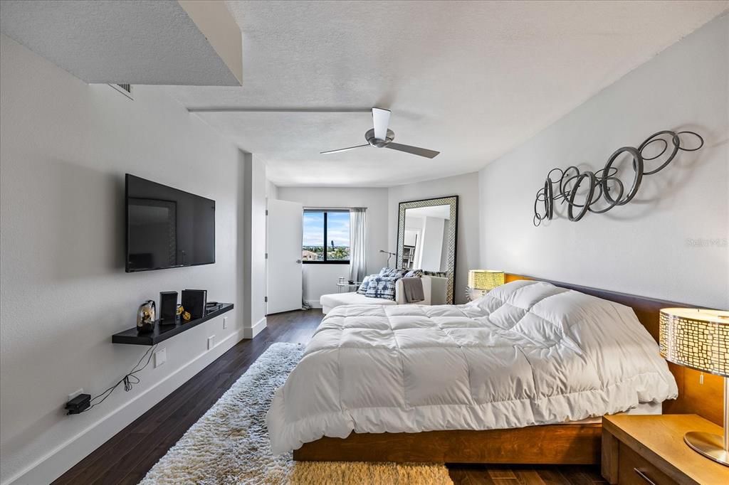 Под контрактом: $730,000 (2 спален, 2 ванн, 1530 Квадратных фут)